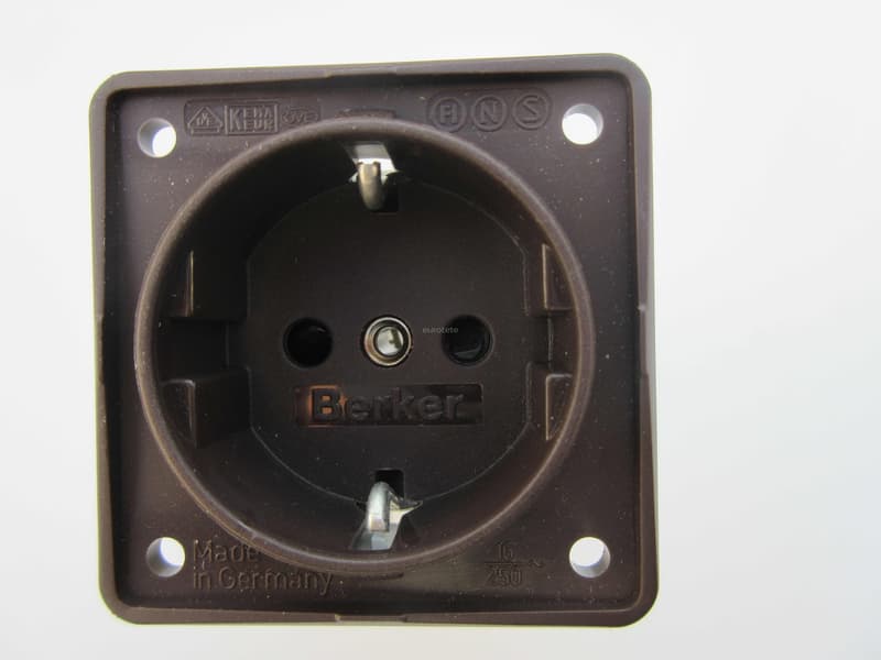 Berker plug brown electricity  - 321237 - Eurotete